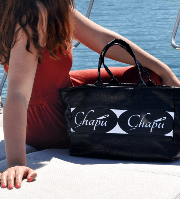 Handgemachte Schwarze Tasche aus geprägtem Leder mit Chapu Logos
